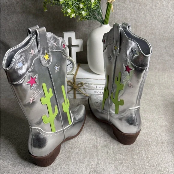 🤠 Silver Western Cowboy Boots Women’s Size 6 – Star & Cactus Design – New In Box - Picture 3 of 6